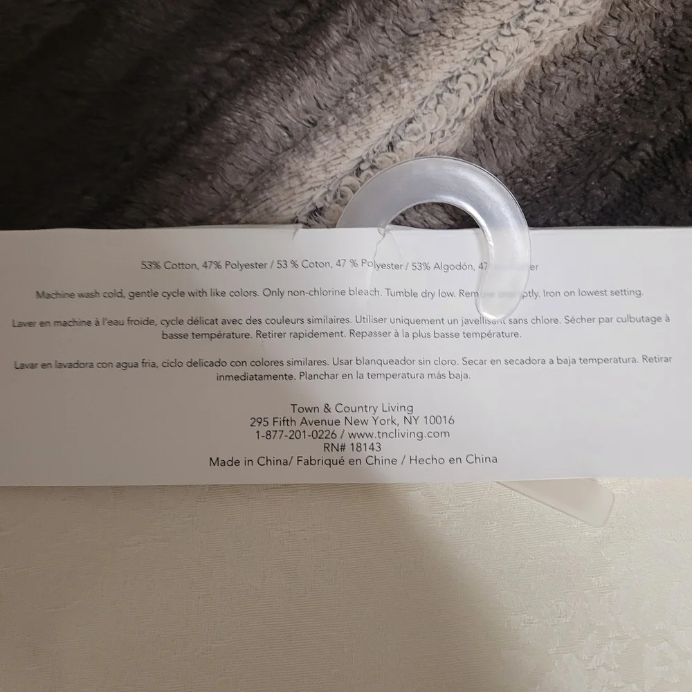 Town and Country Living table runner NWT size 15